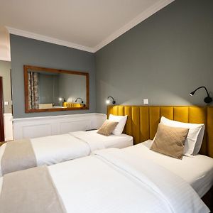 Zimmer mit Kingsize-Bett